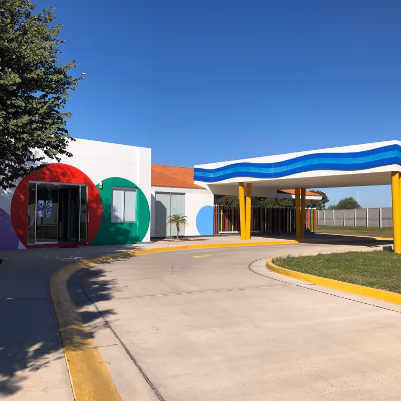 Entrada de preescolar en instalaciones de Andes los Mochis