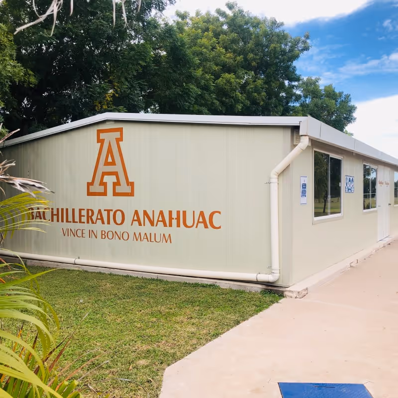 Vista por fuera de salones de preparatoria en instalaciones de Andes los Mochis